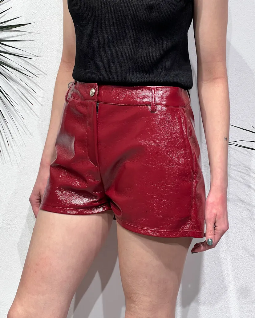 -SHORTS BORDEAUX IN VINILE – TENSIONE IN