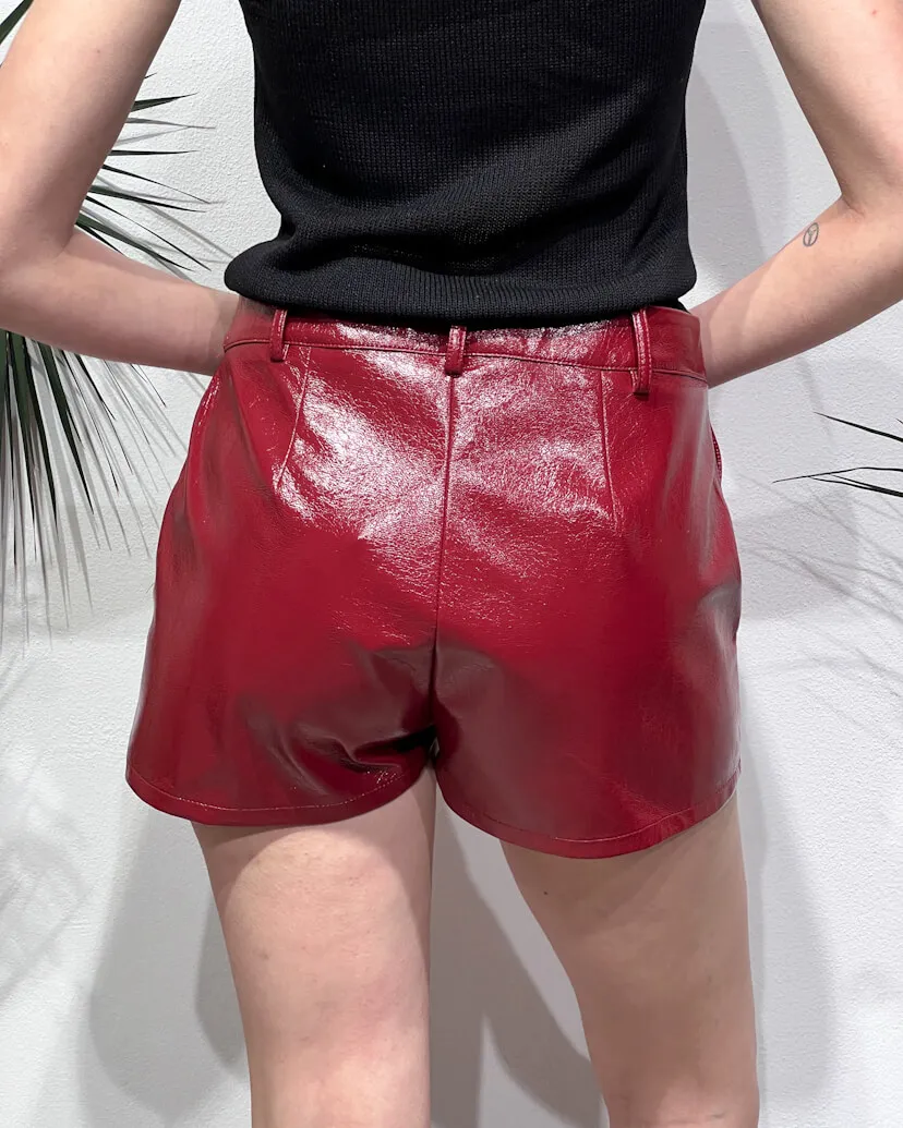 -SHORTS BORDEAUX IN VINILE – TENSIONE IN