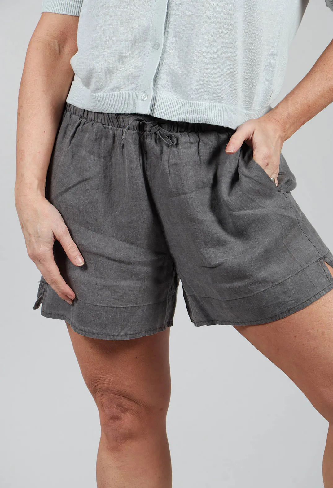 Devaalf Shorts in Charcoal