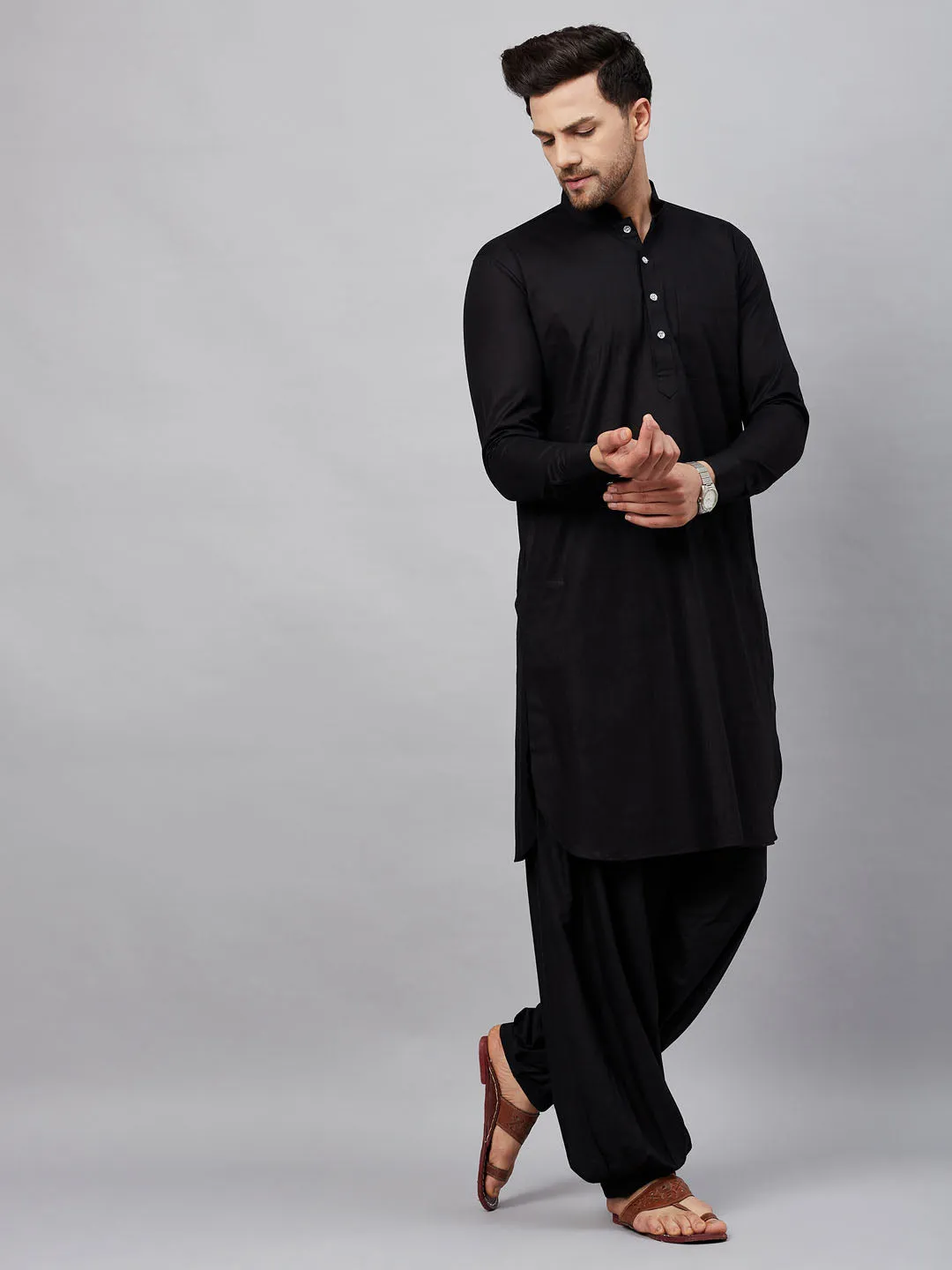 VM BY VASTRAMAY Men's Black Cotton Blend Pathani Suit Set